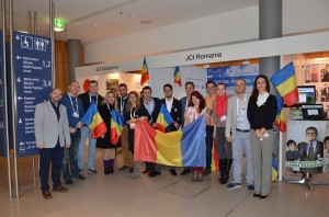 O parte din delegatia Romaniei, la standul tarii noastre